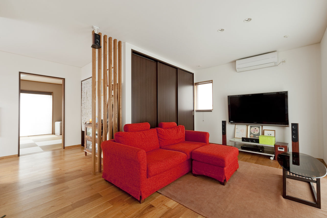 アトラクト設計工務（ATTRACT） 【大阪府】窓の配置や屋根の形状の工夫で部屋の奥までしっかり採光。素材を活かした造作が秀逸な明るい家の建築実例画像4