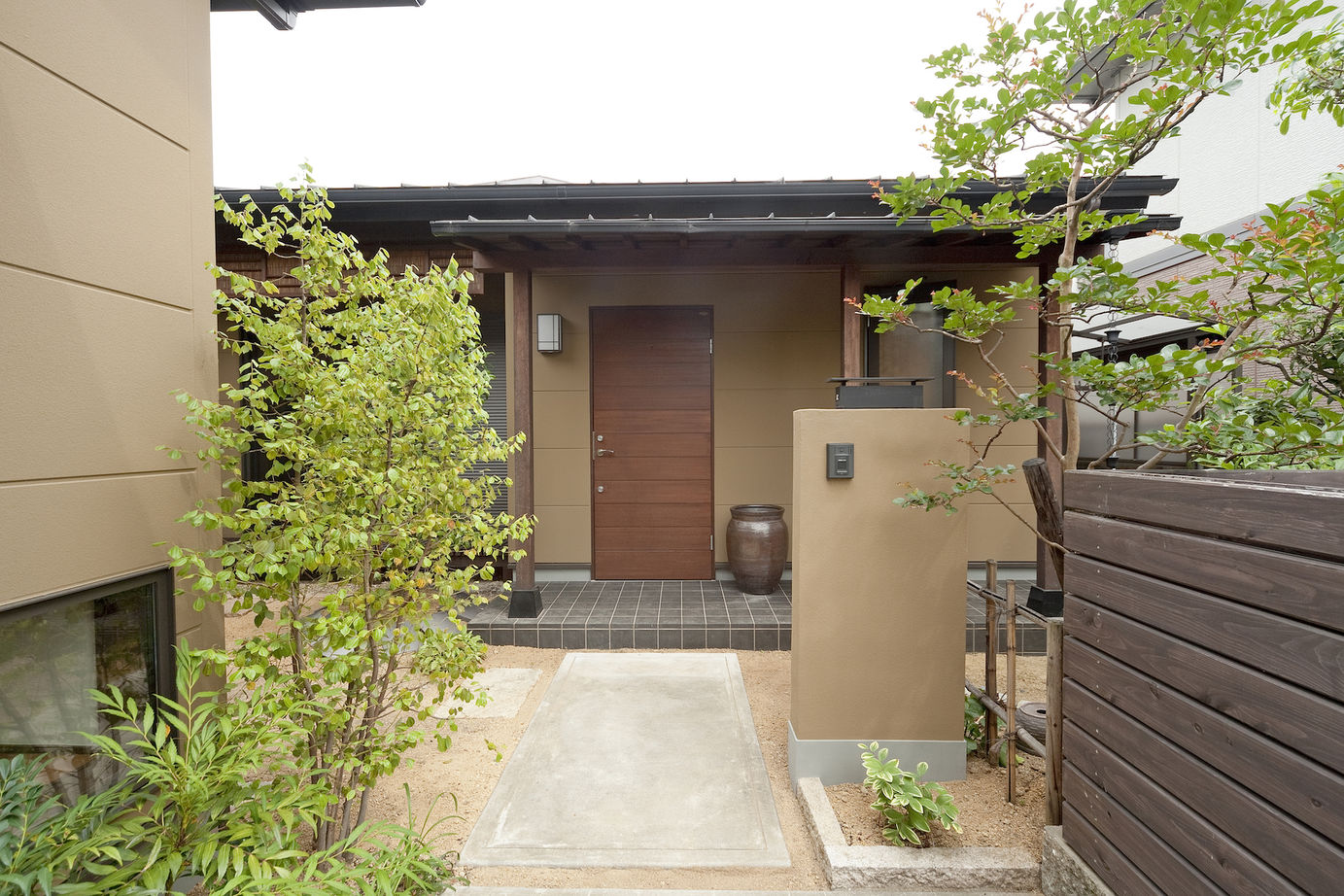 アトラクト設計工務（ATTRACT） 【大阪府】意匠は家具に合わせて上品に。採光、通風、視線を巧みに操るコの字型の平屋の家の建築実例画像1