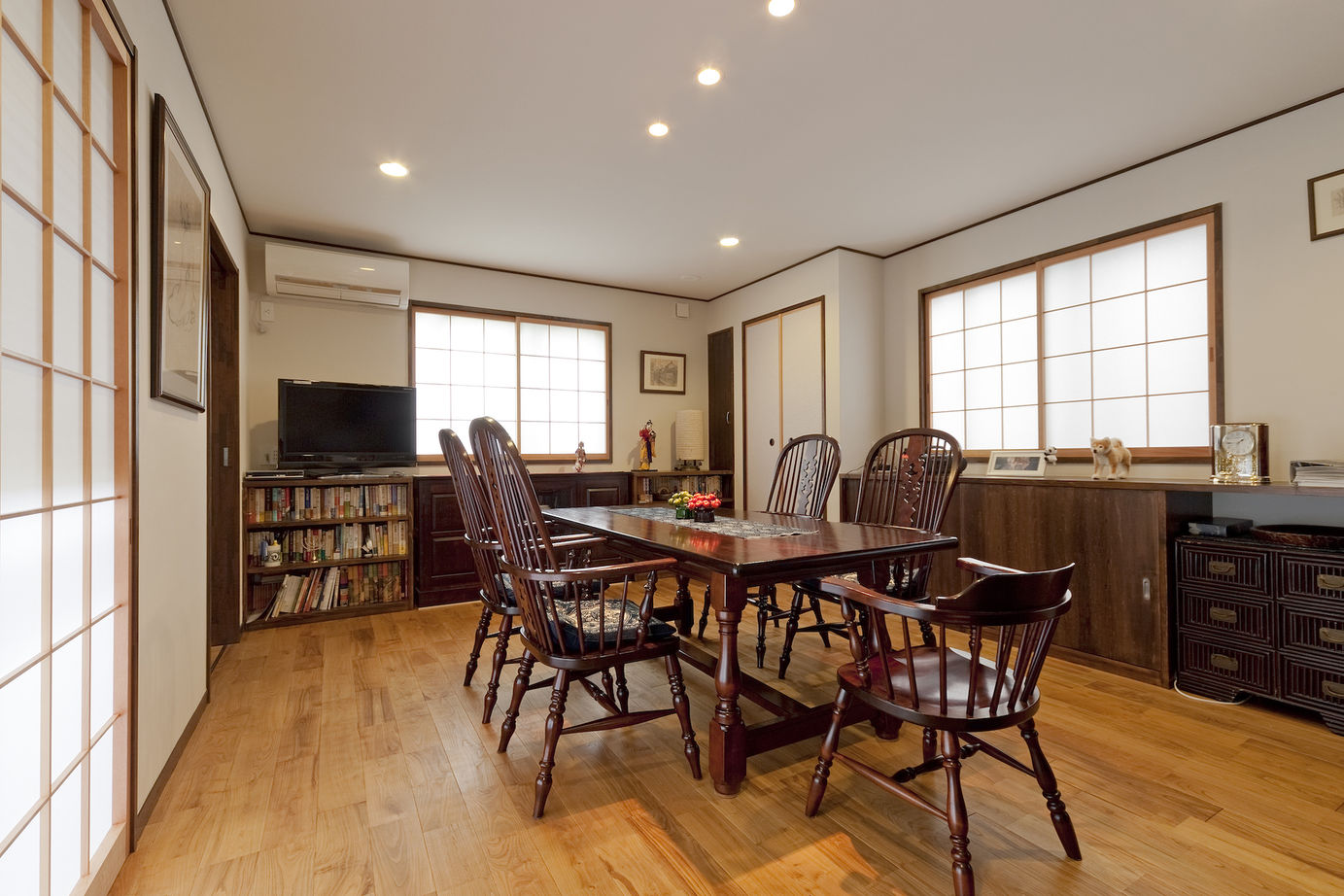 アトラクト設計工務（ATTRACT） 【大阪府】意匠は家具に合わせて上品に。採光、通風、視線を巧みに操るコの字型の平屋の家の建築実例画像2