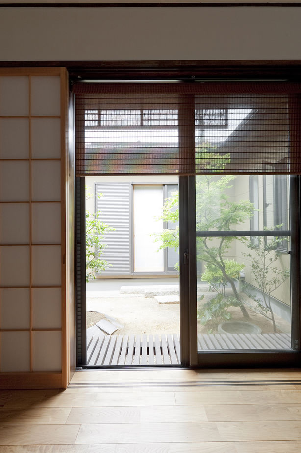 アトラクト設計工務（ATTRACT） 【大阪府】意匠は家具に合わせて上品に。採光、通風、視線を巧みに操るコの字型の平屋の家の建築実例画像3