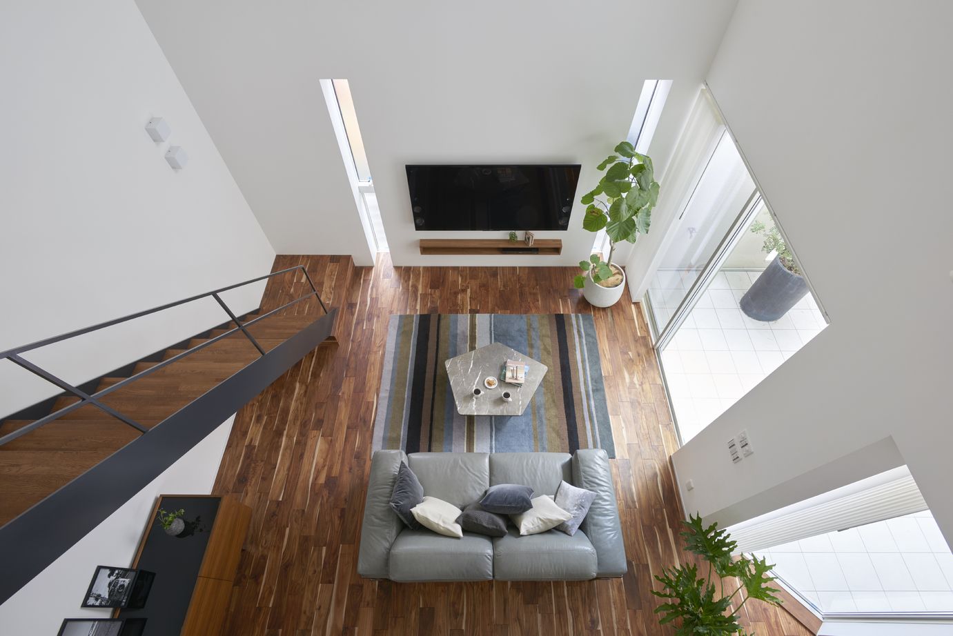 タイコーアーキテクト 【3500万円/中庭/40坪台】2台駐車可能 南向き光の広がる中庭テラスのあるおしゃれな家の建築実例画像2