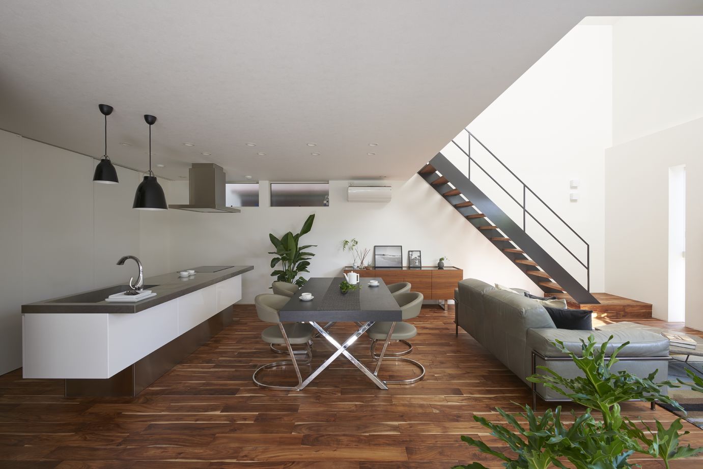 タイコーアーキテクト 【3500万円/中庭/40坪台】2台駐車可能 南向き光の広がる中庭テラスのあるおしゃれな家の建築実例画像4