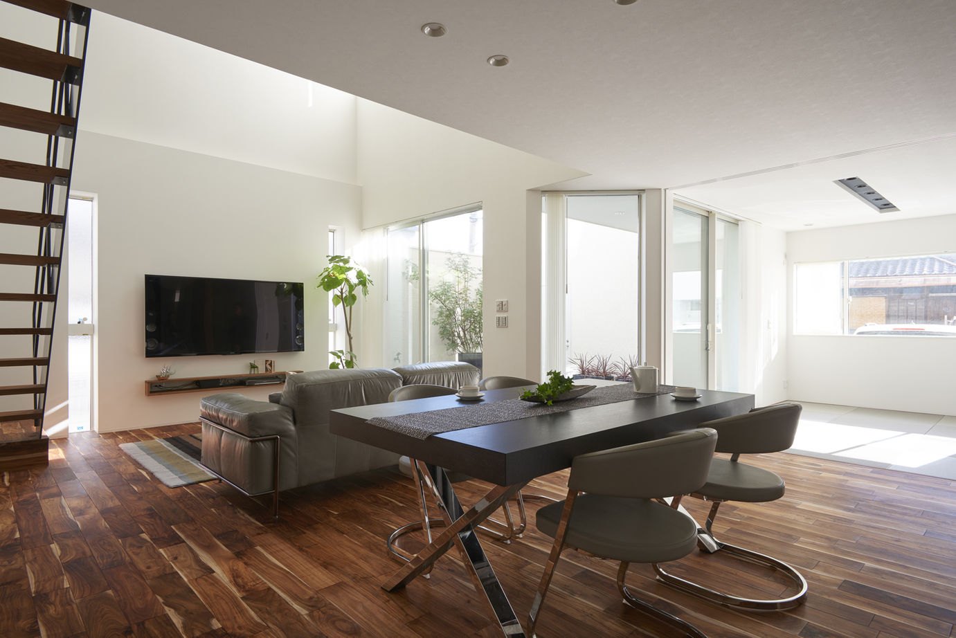 タイコーアーキテクト 【3500万円/中庭/40坪台】2台駐車可能 南向き光の広がる中庭テラスのあるおしゃれな家の建築実例画像5