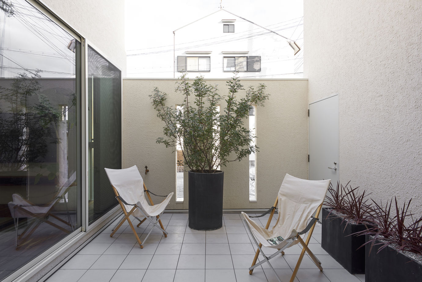 タイコーアーキテクト 【3500万円/中庭/40坪台】2台駐車可能 南向き光の広がる中庭テラスのあるおしゃれな家の建築実例画像8