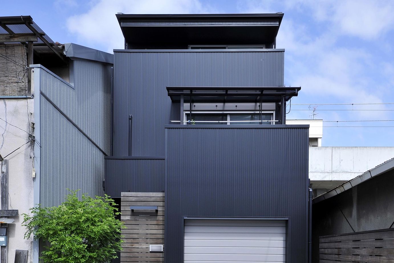 タイコーアーキテクト 【2400万円/狭小3階建/30坪台】二台駐車可能 インナーガレージのある趣味を楽しむパッシブデザインの家の建築実例画像2