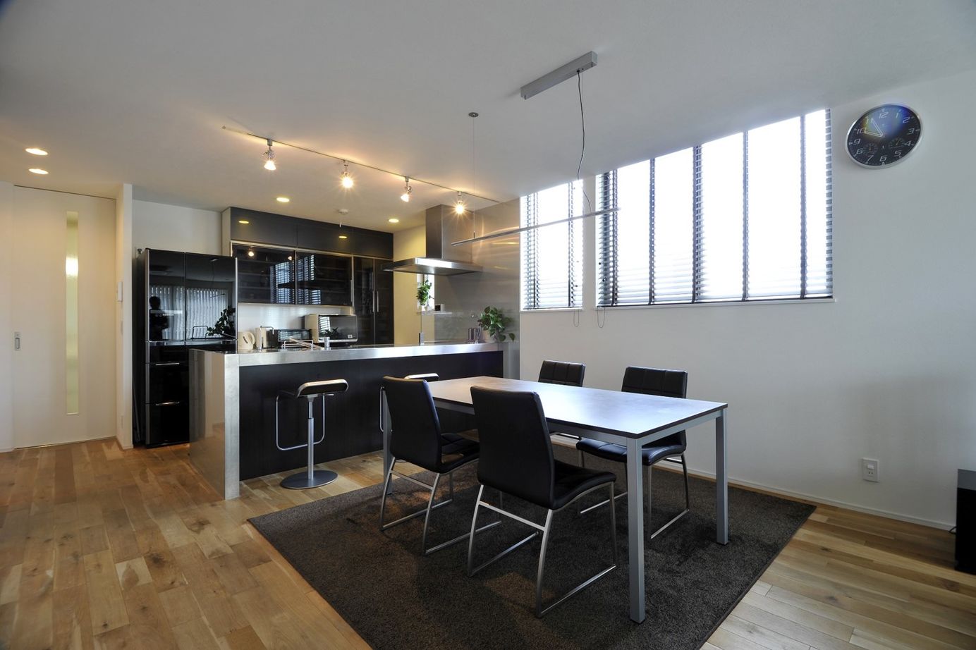 タイコーアーキテクト 【2400万円/狭小3階建/30坪台】二台駐車可能 インナーガレージのある趣味を楽しむパッシブデザインの家の建築実例画像6