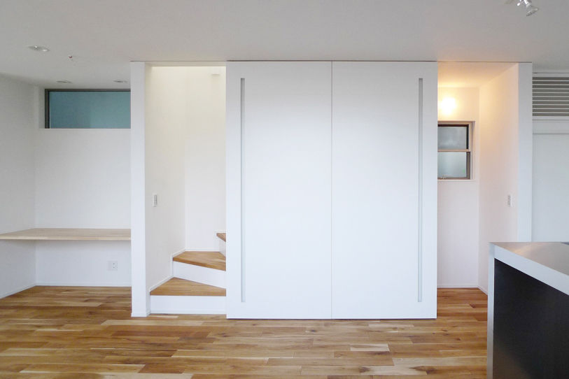 タイコーアーキテクト 【2400万円/狭小3階建/30坪台】二台駐車可能 インナーガレージのある趣味を楽しむパッシブデザインの家の建築実例画像10