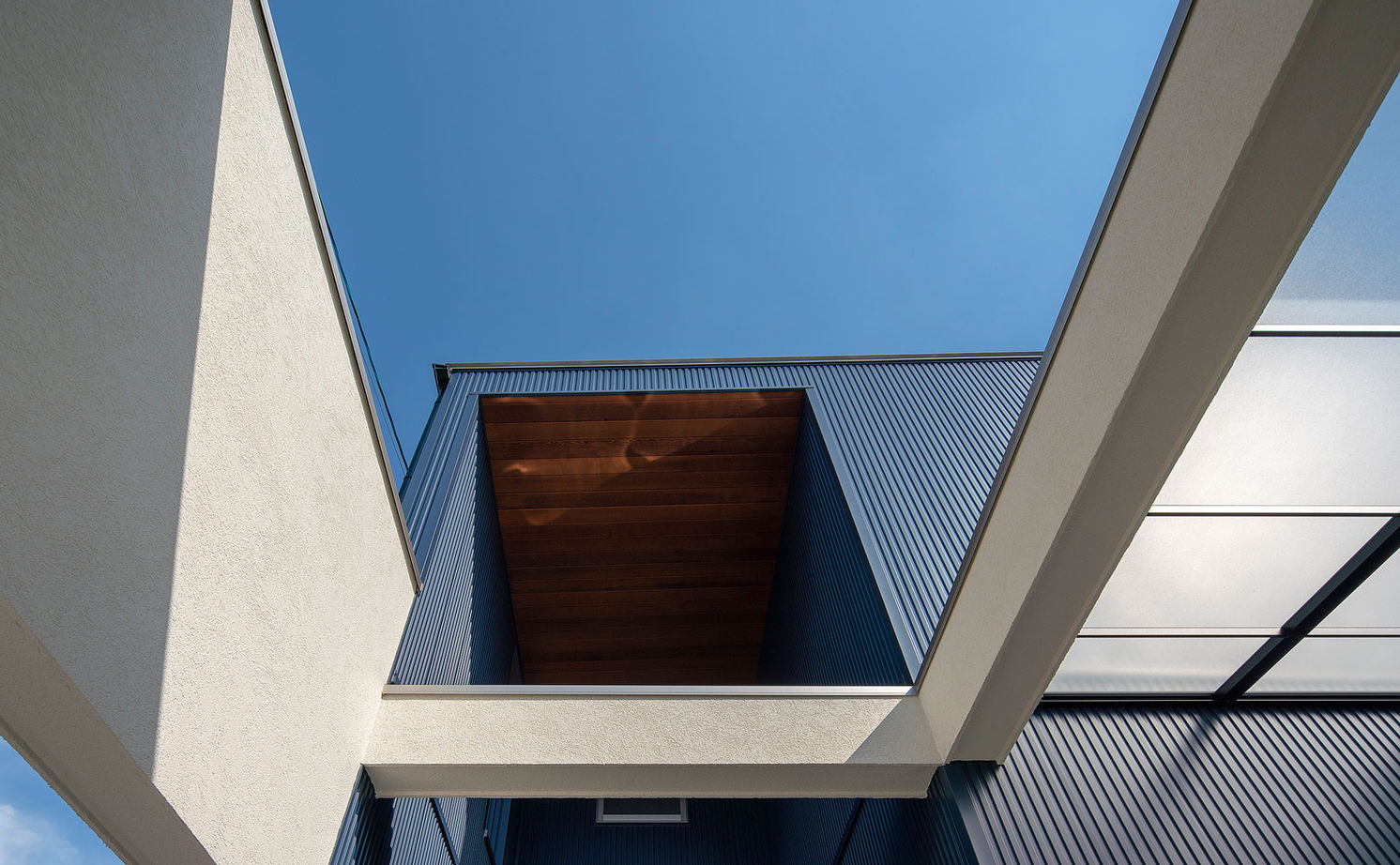 タイコーアーキテクト 【2990万円/2台駐車/30坪台】外観と統一感ある内観デザイン 10帖の吹き抜けが魅力的なパッシブデザインの家の建築実例画像2