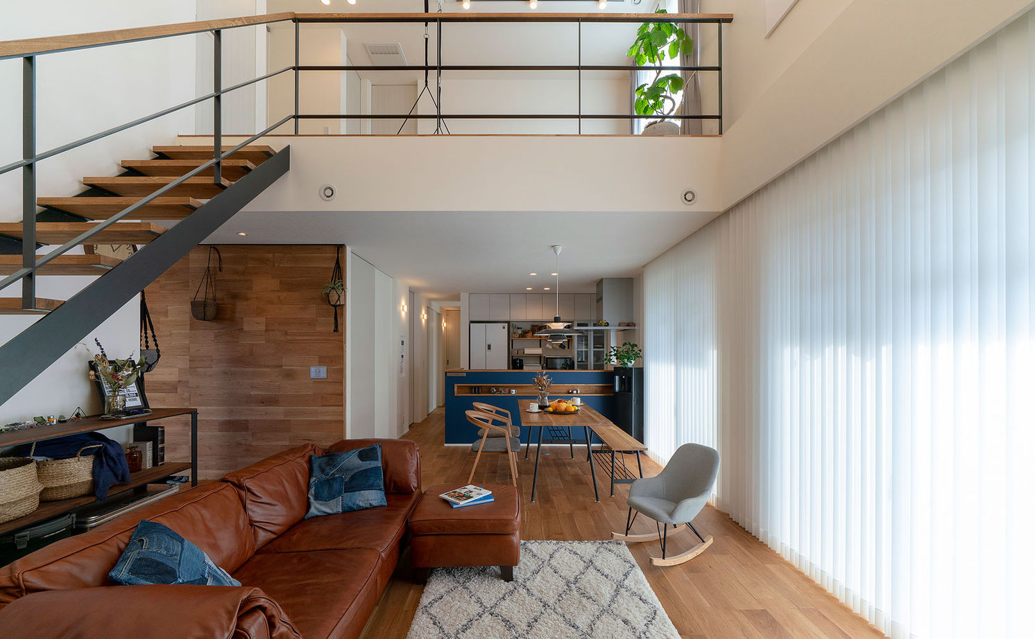 タイコーアーキテクト 【2990万円/2台駐車/30坪台】外観と統一感ある内観デザイン 10帖の吹き抜けが魅力的なパッシブデザインの家の建築実例画像3