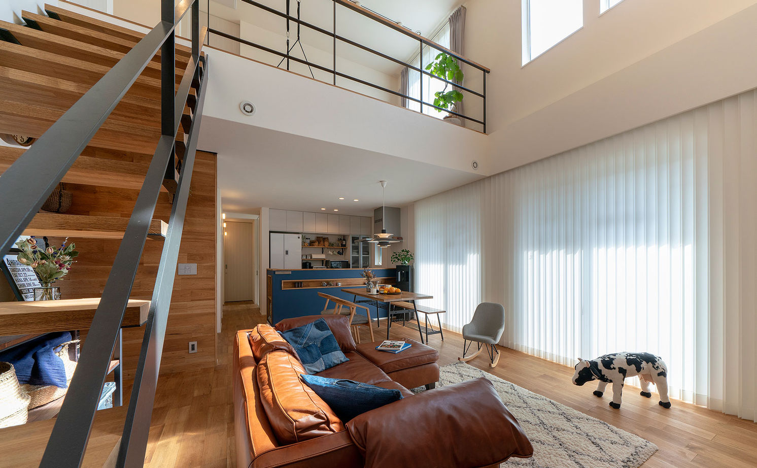 タイコーアーキテクト 【2990万円/2台駐車/30坪台】外観と統一感ある内観デザイン 10帖の吹き抜けが魅力的なパッシブデザインの家の建築実例画像5