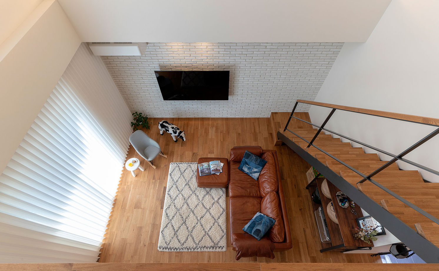 タイコーアーキテクト 【2990万円/2台駐車/30坪台】外観と統一感ある内観デザイン 10帖の吹き抜けが魅力的なパッシブデザインの家の建築実例画像6