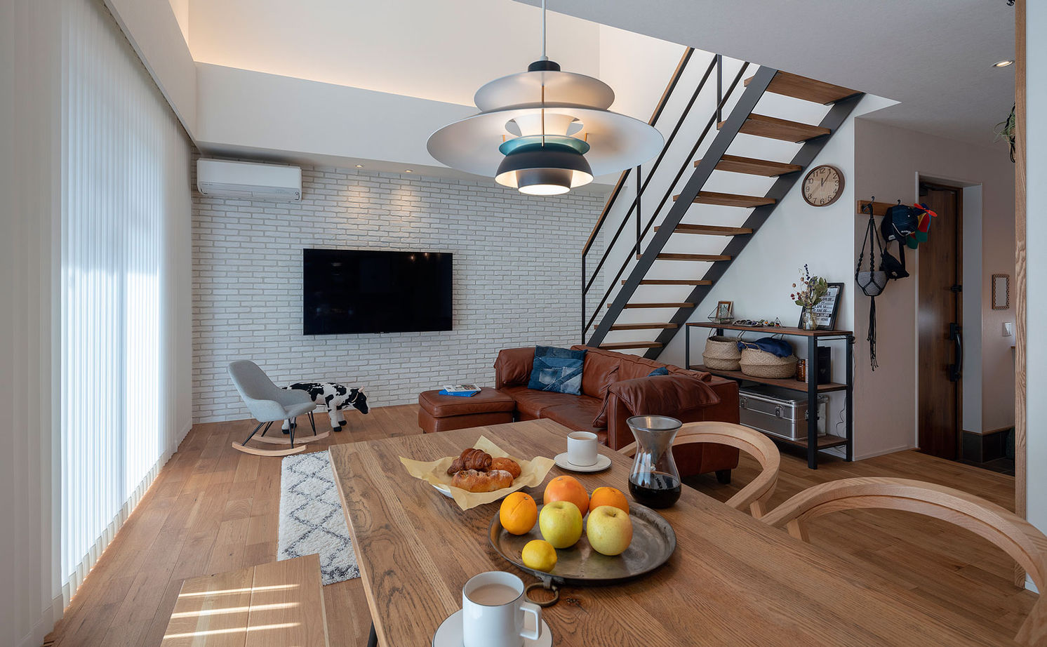 タイコーアーキテクト 【2990万円/2台駐車/30坪台】外観と統一感ある内観デザイン 10帖の吹き抜けが魅力的なパッシブデザインの家の建築実例画像7