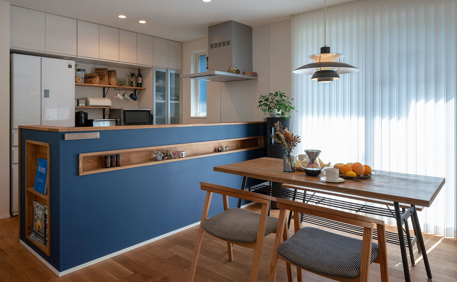 タイコーアーキテクト 【2990万円/2台駐車/30坪台】外観と統一感ある内観デザイン 10帖の吹き抜けが魅力的なパッシブデザインの家の建築実例画像9