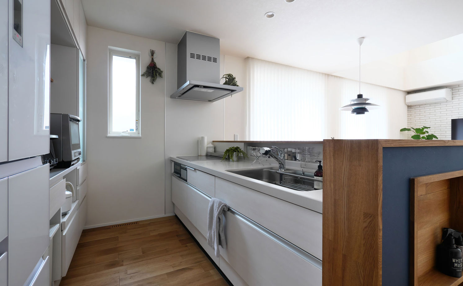 タイコーアーキテクト 【2990万円/2台駐車/30坪台】外観と統一感ある内観デザイン 10帖の吹き抜けが魅力的なパッシブデザインの家の建築実例画像10