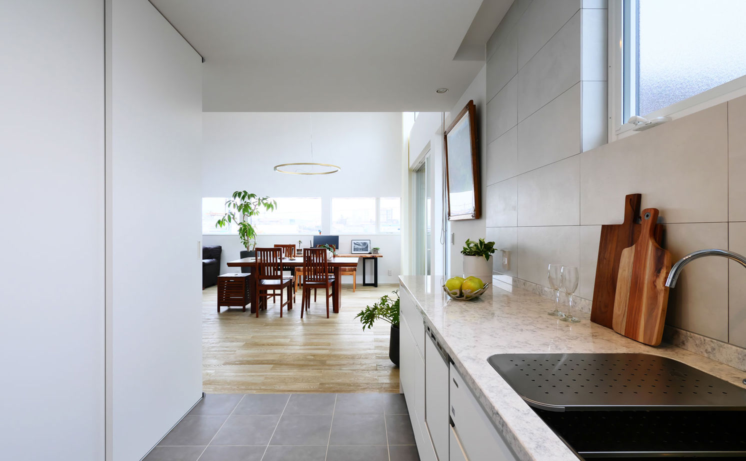 タイコーアーキテクト 【2750万円/北向き/40坪台】二階リビングで高天井を実現 緑と暮らす中庭アウトドアリビングのある家の建築実例画像8