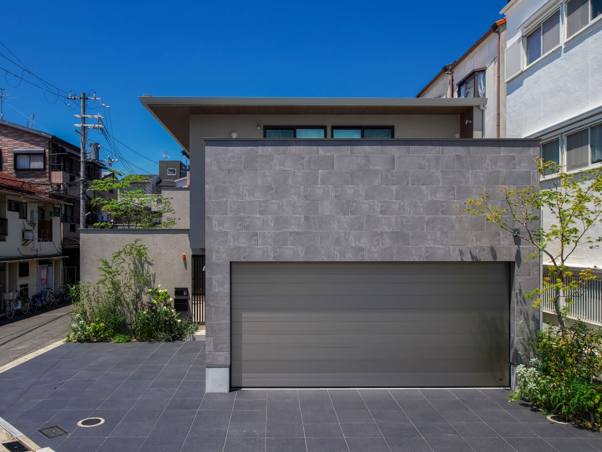 タイコーアーキテクト 【5114万円/間取り図あり/70坪台】2台駐車可能！緑豊かな中庭・バルコニーのあるインナーガレージハウスの建築実例画像