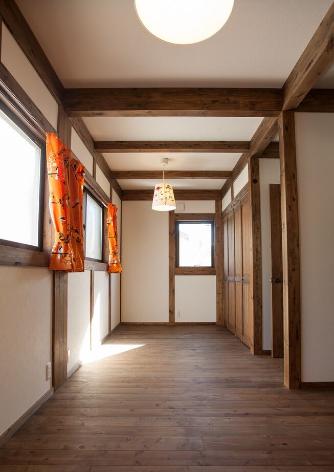 綿半林業 【1000万円台/ひのき】リモートワークにも最適！木と本の匂い漂う「昭和レトロを感じる家」の建築実例画像10