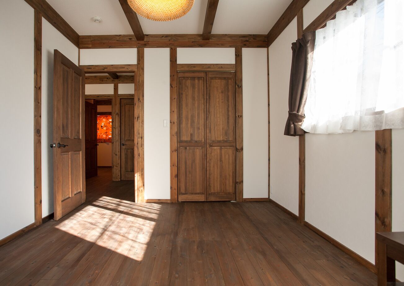 綿半林業 【1000万円台/ひのき】リモートワークにも最適！木と本の匂い漂う「昭和レトロを感じる家」の建築実例画像12