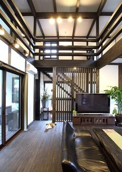 綿半林業 【1000万円台/ひのき】吹き抜け大空間に圧倒。懐かしく心安らぐ「和を感じ、外を愉しむ」古民家風の家の建築実例画像2