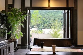 綿半林業 【1000万円台/ひのき】吹き抜け大空間に圧倒。懐かしく心安らぐ「和を感じ、外を愉しむ」古民家風の家の建築実例画像9