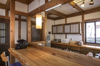 綿半林業 【1000万円台/ひのき/平屋】持ち込みの蔵引き戸や家具がなじむ、アンティークな平屋建ての住まいの建築実例画像3