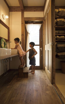 綿半林業 【2000万円台/30畳LDK/ペット】6人家族のこれからを考えた子育てを見守る木の家の建築実例画像3