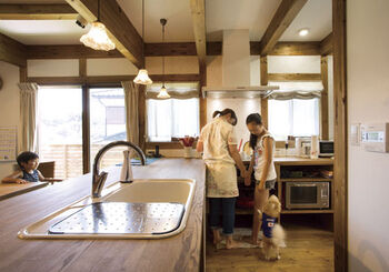 綿半林業 【2000万円台/30畳LDK/ペット】6人家族のこれからを考えた子育てを見守る木の家の建築実例画像4