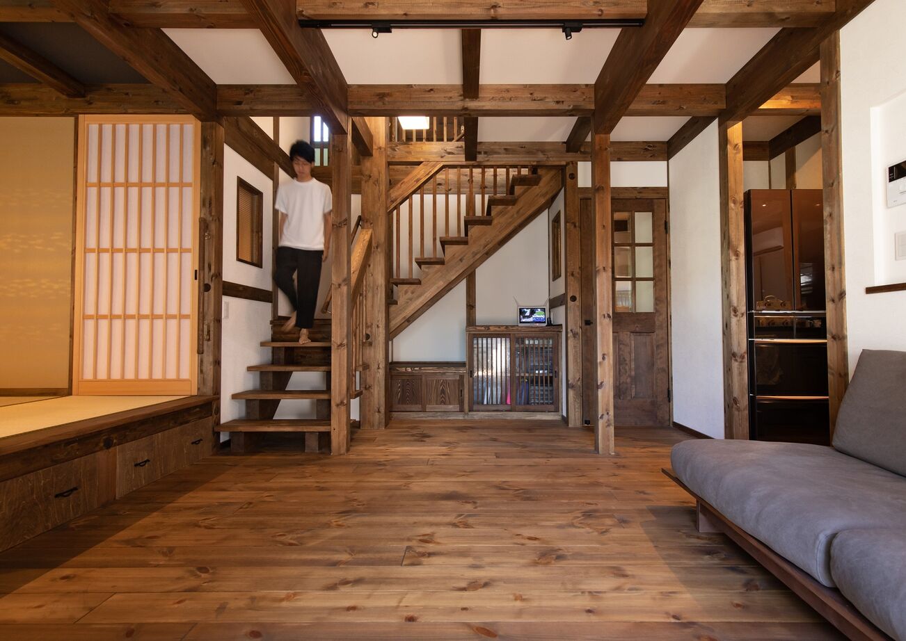 綿半林業 【ひのき/2000万円台/造作カウンター】家族団らんもプライベートも両立したオトナスタイルの家の建築実例画像2