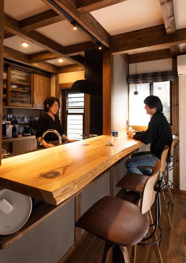 綿半林業 【ひのき/2000万円台/造作カウンター】家族団らんもプライベートも両立したオトナスタイルの家の建築実例画像3