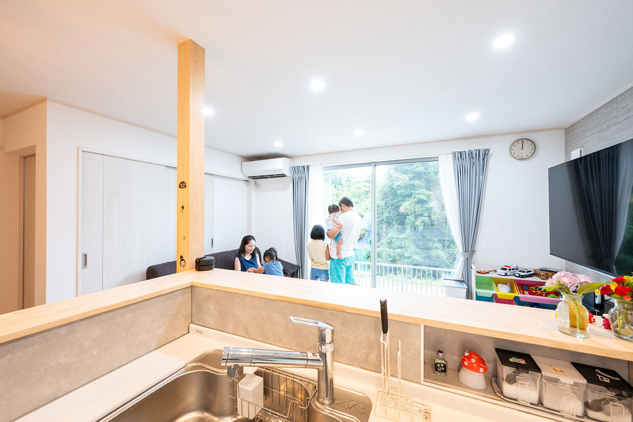 マテリアル・パレット 【2000万円台/約29坪/変形地/間取り】山間地の難しい土地をムダなく活用。緑を見晴らす眺めのいい家の建築実例画像2