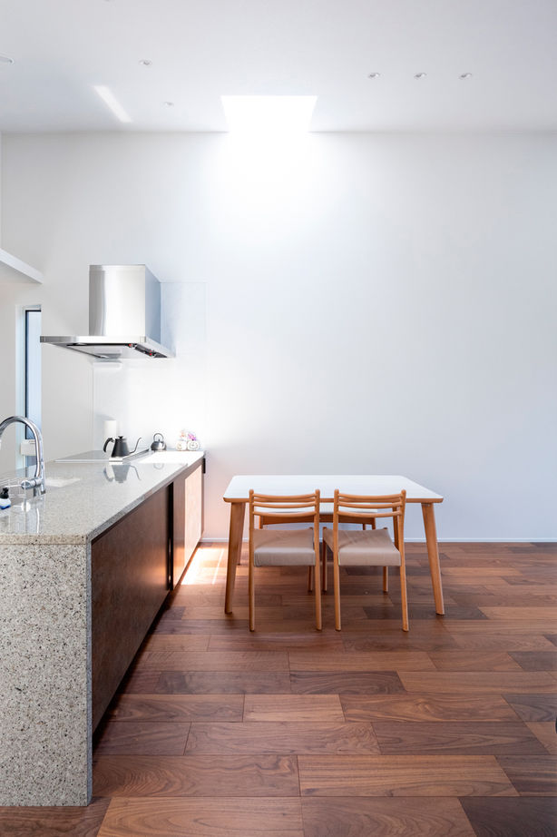 マテリアル・パレット 【2000万円台／約29坪／狭小】駅近の住宅地で叶えた開放的な暮らし。コンパクトな間取りに収納たっぷり！の建築実例画像3