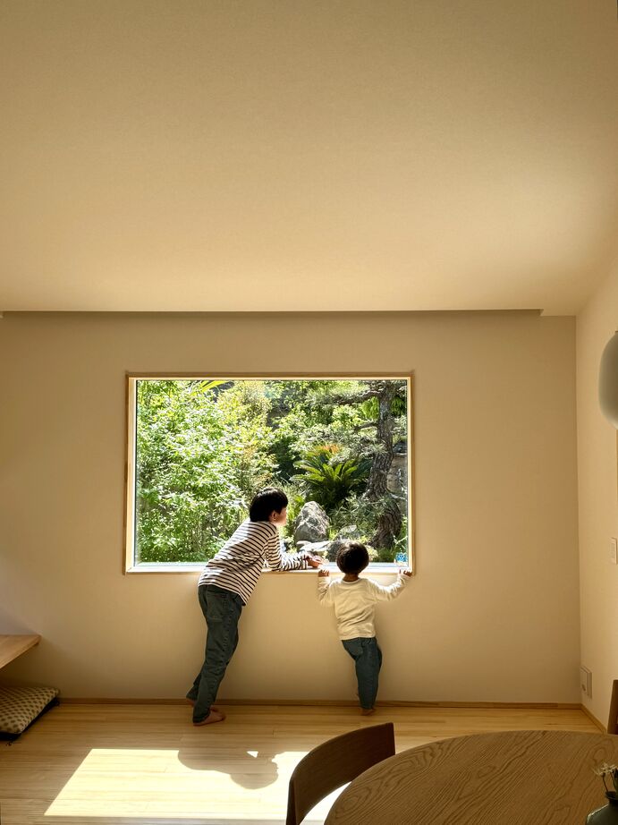 赤野住宅工房 勾配天井の開放感と眺めを楽しむ、ナチュラルモダンな平屋の住まいの建築実例画像2