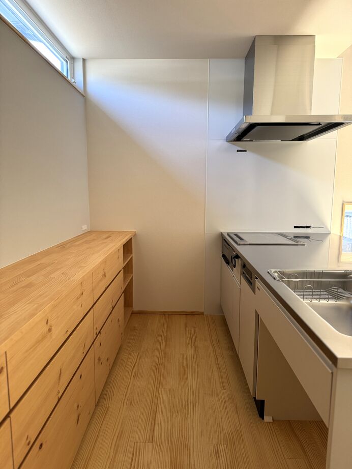 赤野住宅工房 勾配天井の開放感と眺めを楽しむ、ナチュラルモダンな平屋の住まいの建築実例画像3