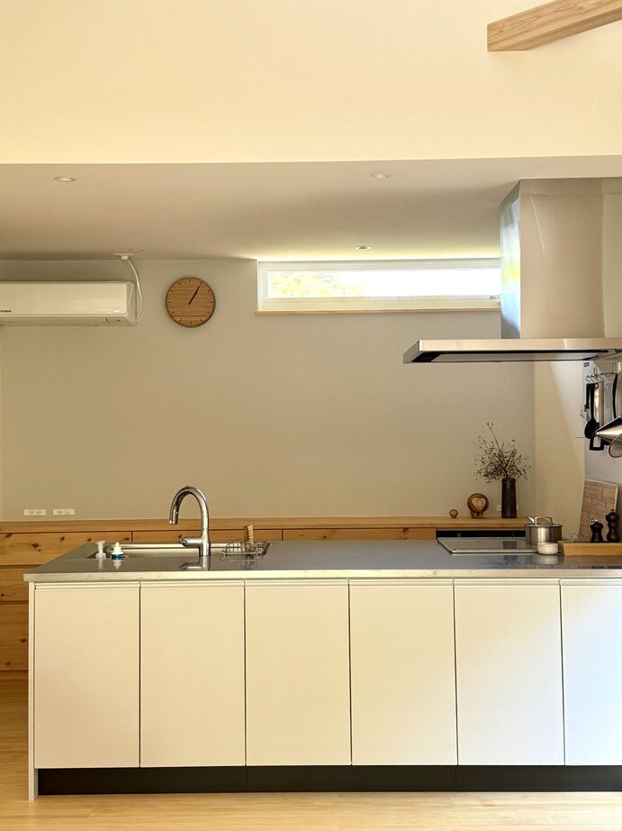 赤野住宅工房 勾配天井の開放感と眺めを楽しむ、ナチュラルモダンな平屋の住まいの建築実例画像4