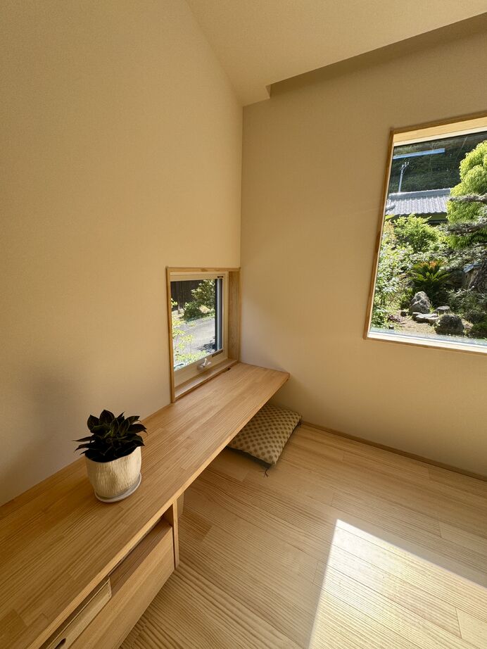 赤野住宅工房 勾配天井の開放感と眺めを楽しむ、ナチュラルモダンな平屋の住まいの建築実例画像5