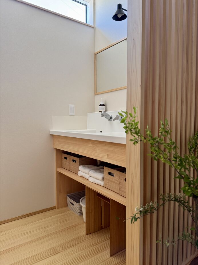 赤野住宅工房 勾配天井の開放感と眺めを楽しむ、ナチュラルモダンな平屋の住まいの建築実例画像6