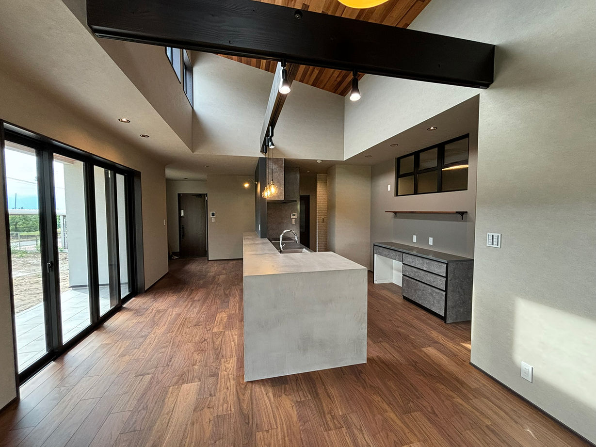 ヒガシ 【3000万円台/37.3坪/長期優良住宅】平屋。勾配天井を活かしたリビング、キッチンまわりは造作仕上げの建築実例画像2