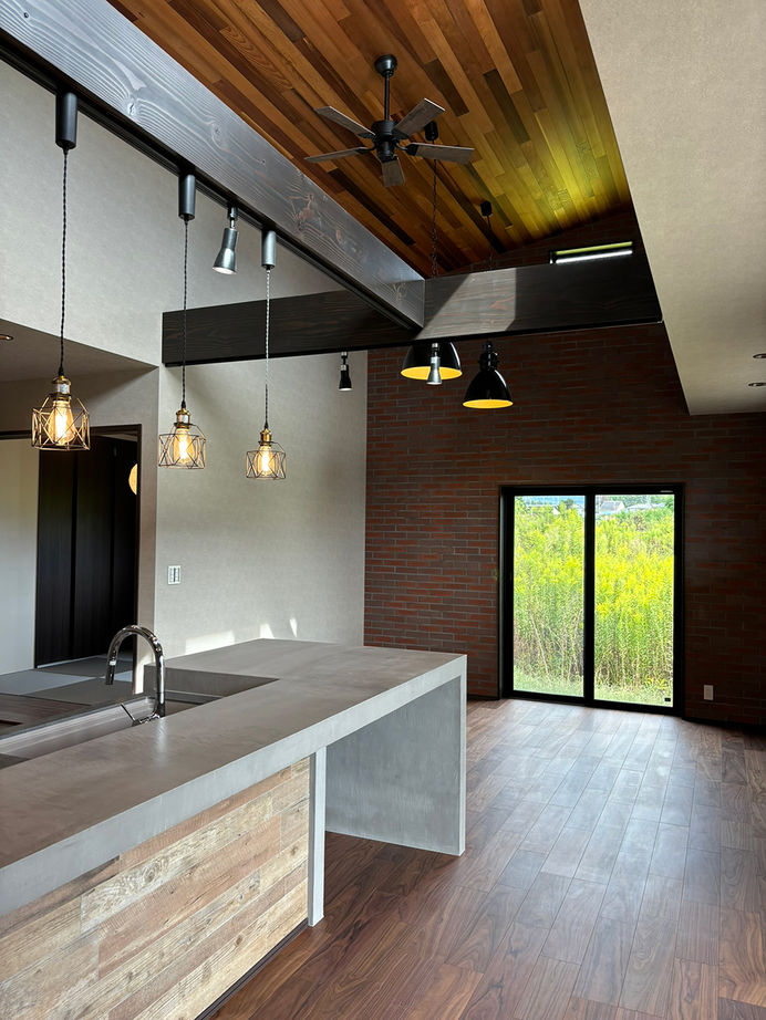 ヒガシ 【3000万円台/37.3坪/長期優良住宅】平屋。勾配天井を活かしたリビング、キッチンまわりは造作仕上げの建築実例画像4