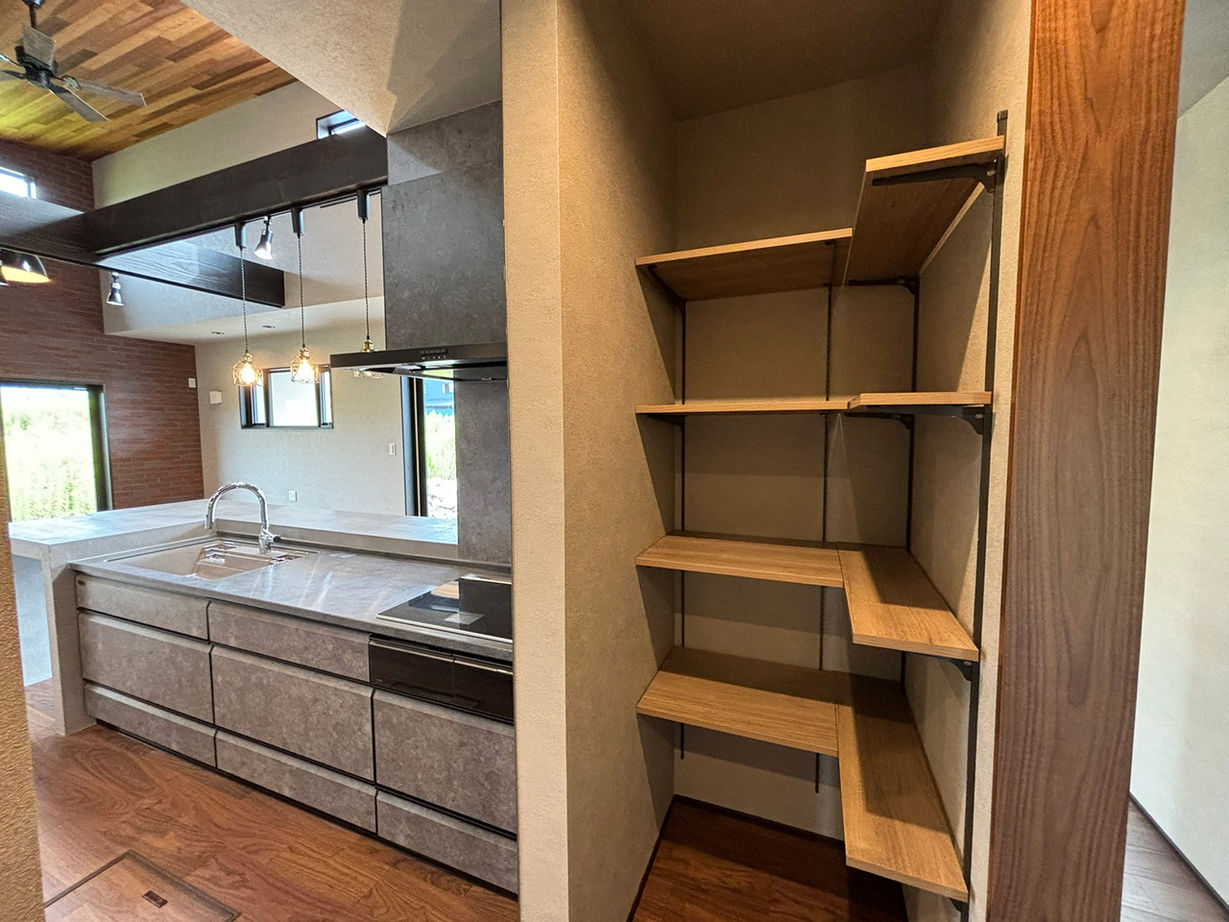 ヒガシ 【3000万円台/37.3坪/長期優良住宅】平屋。勾配天井を活かしたリビング、キッチンまわりは造作仕上げの建築実例画像6