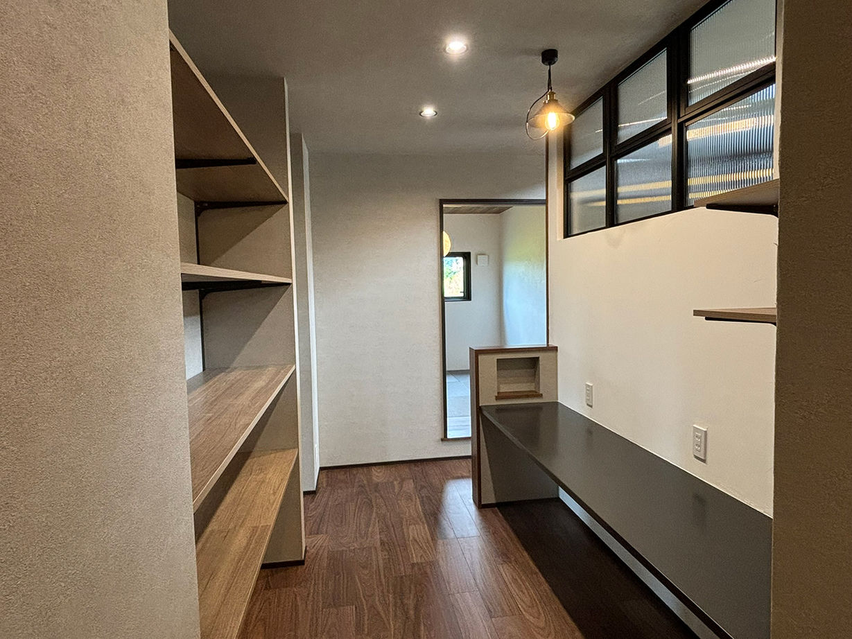 ヒガシ 【3000万円台/37.3坪/長期優良住宅】平屋。勾配天井を活かしたリビング、キッチンまわりは造作仕上げの建築実例画像8