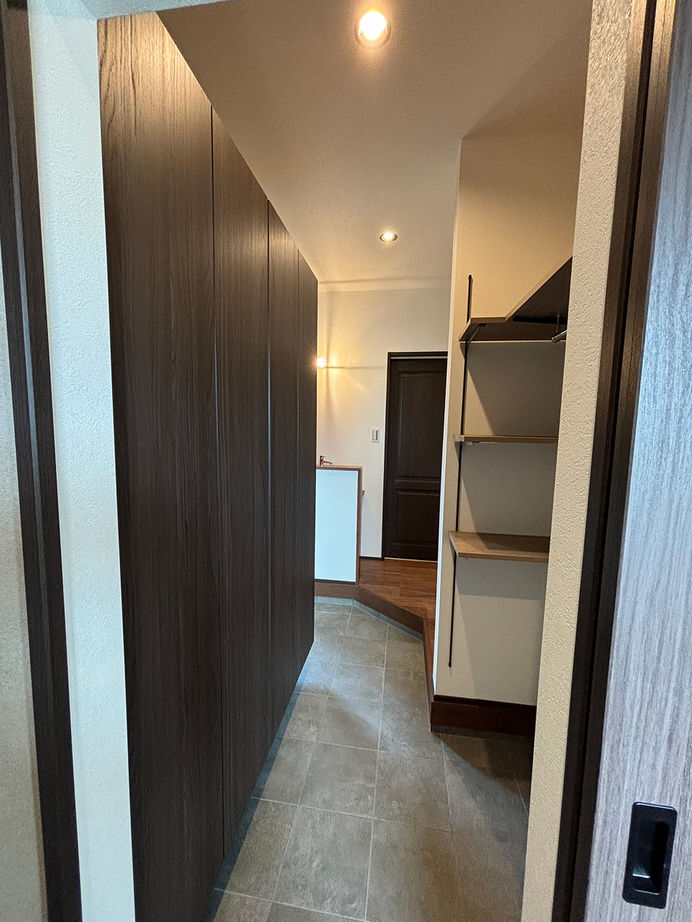 ヒガシ 【3000万円台/37.3坪/長期優良住宅】平屋。勾配天井を活かしたリビング、キッチンまわりは造作仕上げの建築実例画像9