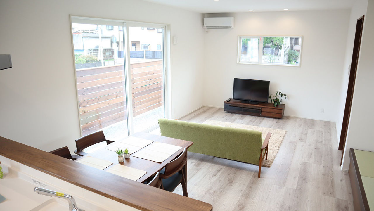 ヒガシ 【1000万円台/33.7坪/長期優良住宅】家族が集まりやすい広々LDK。便利さ実感！家事動線、可変できる間取りの建築実例画像2