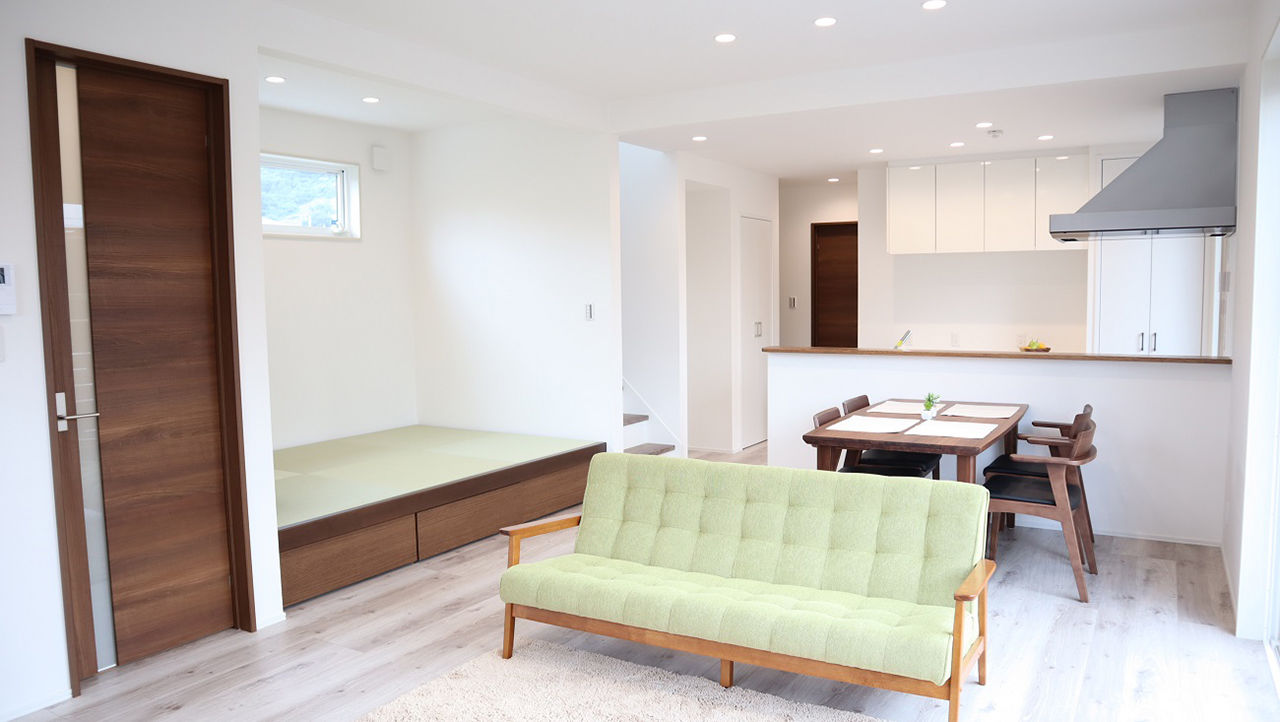 ヒガシ 【1000万円台/33.7坪/長期優良住宅】家族が集まりやすい広々LDK。便利さ実感！家事動線、可変できる間取りの建築実例画像3