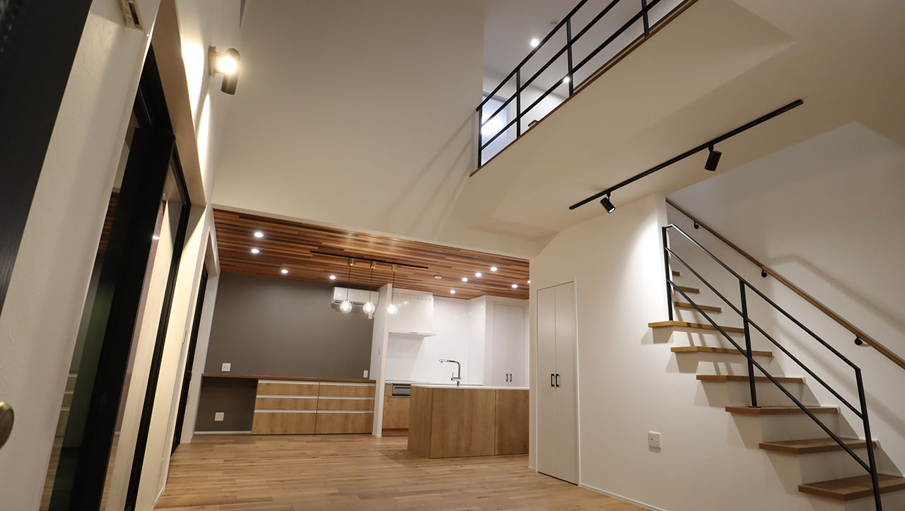 ヒガシ 【2000万円台/42.3坪/長期優良住宅】暮らしのシチュエーションを楽しむ！カバードポーチと吹抜で開放的にの建築実例画像2