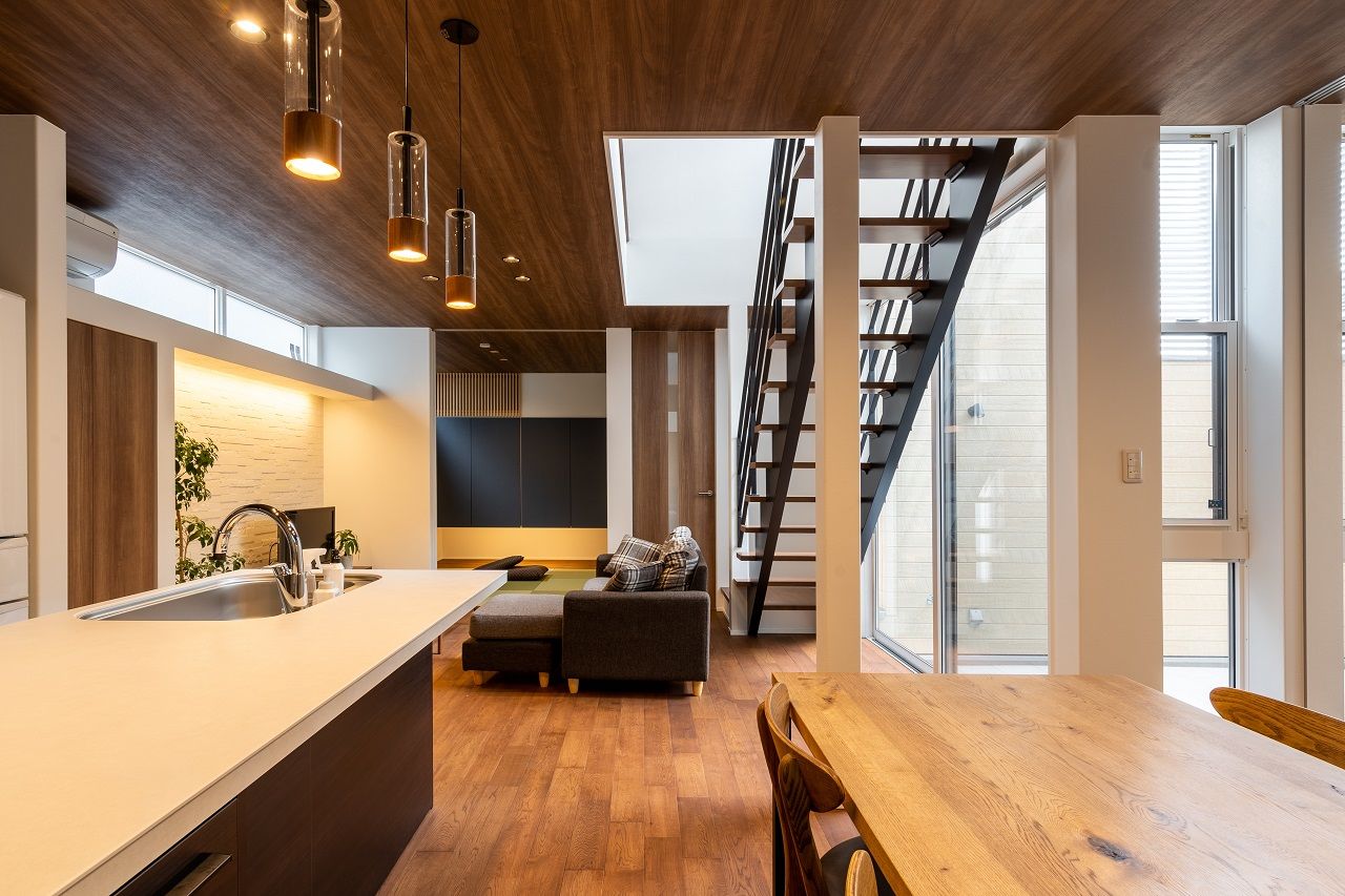 東亜ハウス 【中庭/吹抜け/外から見えない家/おしゃれな外観/間取有】中庭を取り囲む、年中カーテンレスで過ごせる家の建築実例画像4