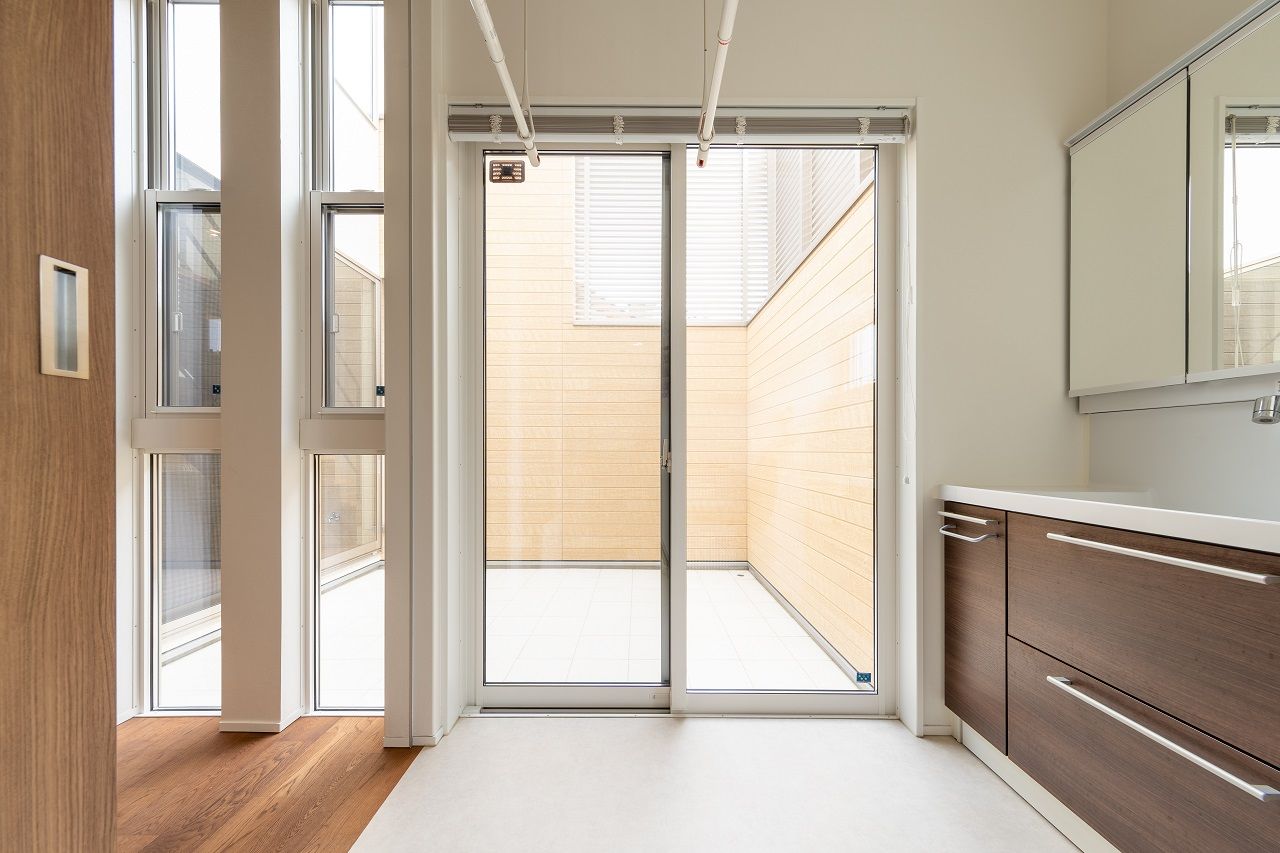 東亜ハウス 【中庭/吹抜け/外から見えない家/おしゃれな外観/間取有】中庭を取り囲む、年中カーテンレスで過ごせる家の建築実例画像5