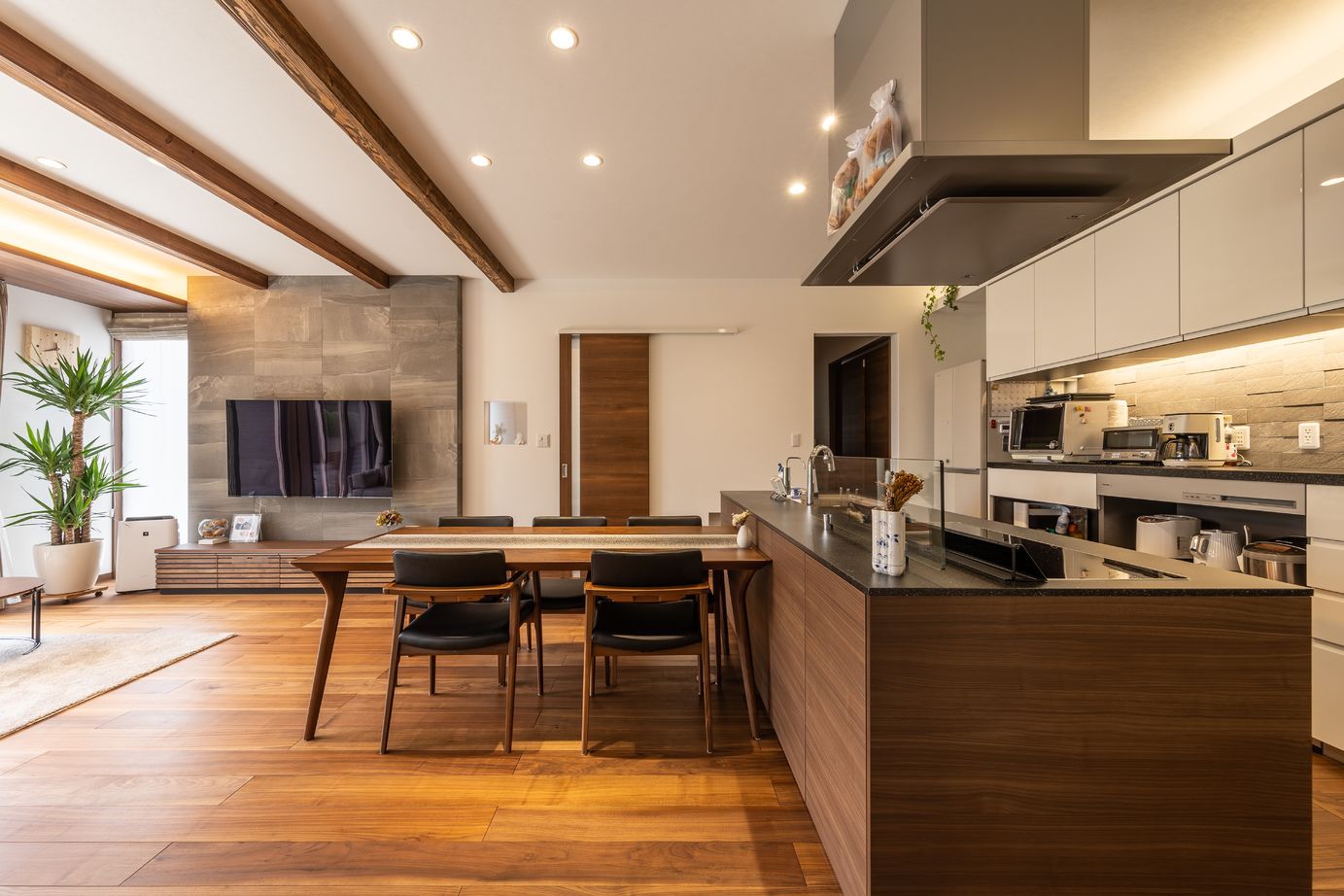 東亜ハウス 【完全分離型二世帯住宅/テラス/家事ラク/おしゃれな外観/間取あり】完全分離の4世代が交流する二世帯住宅の建築実例画像2