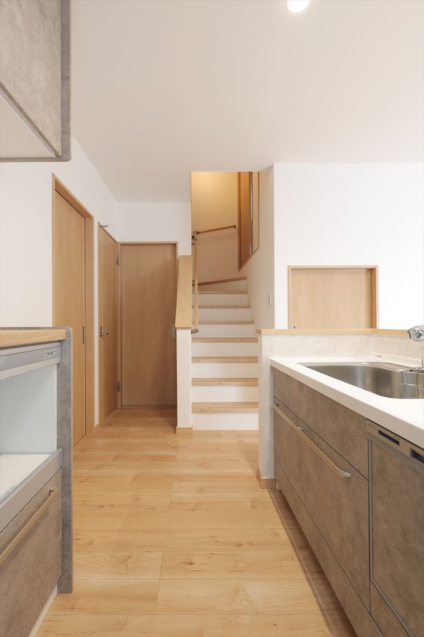 東亜ハウス 【1,000万円台/平屋風/小屋裏/家事楽/縁側】小屋裏スペースを利用した1.5階建の家｜24坪の建築実例画像2