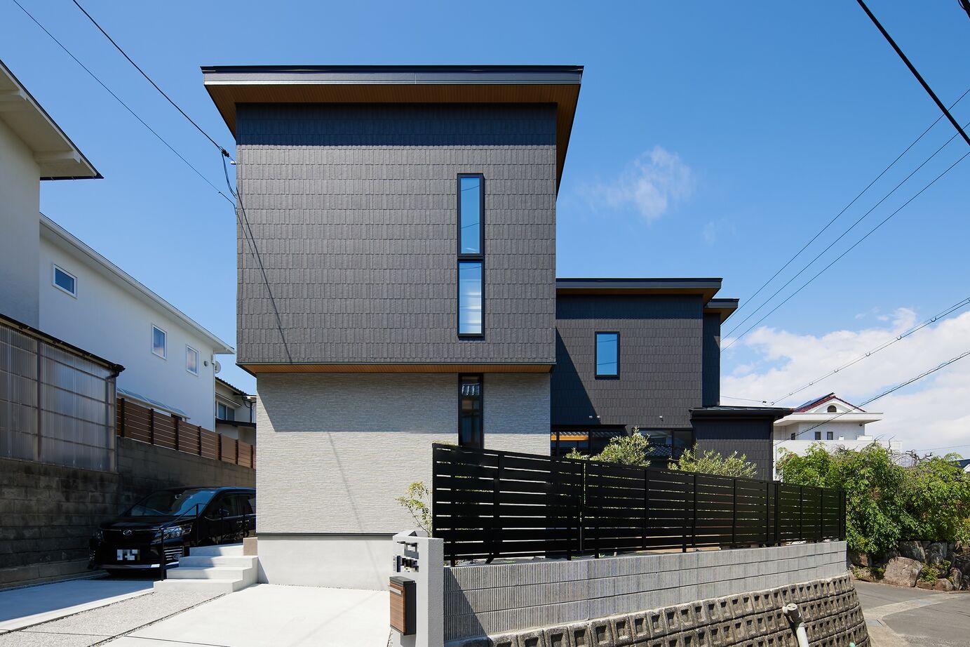 東亜ハウス 【変形地/タイルデッキ/大人インテリア】扇形の土地に建つ3つの庭がある家｜34.5坪の建築実例画像2