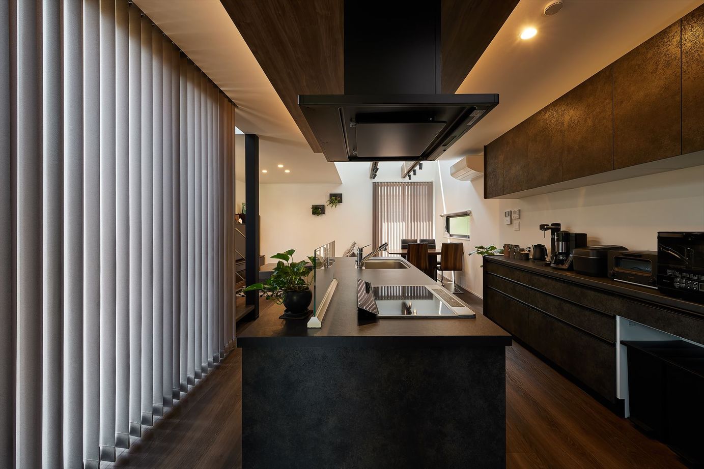 東亜ハウス 【変形地/タイルデッキ/大人インテリア】扇形の土地に建つ3つの庭がある家｜34.5坪の建築実例画像3